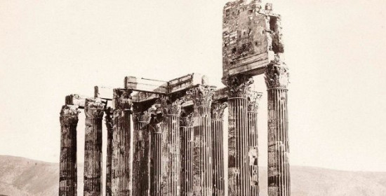 Ποιος έχτισε καλύβα πάνω στους Στύλους του Ολυμπίου Διός; Μια εκπληκτική και αληθινή ιστορία