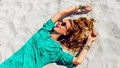 Ακαταμάχητα μαλλιά το καλοκαίρι; Tips για την καθημερινή σου ρουτίνα περιποίησης 