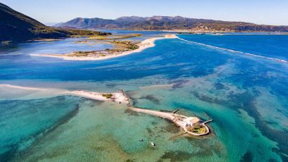 Μικροσκοπικά νησιά και βραχονησίδες ολόκληρα μια παραλία στα νερά του Αιγαίου και του Ιονίου